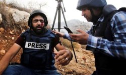العدو الصهيوني يعتقل صحفيا قرب بيت لحم ويصيب فلسطينيا بالرصاص في قفين